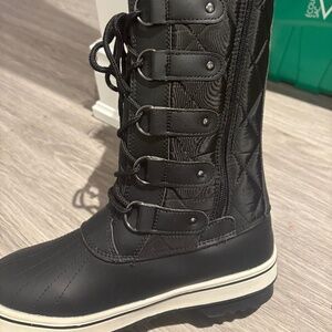 Brand new women’s snow boots. Warm, fur lined.